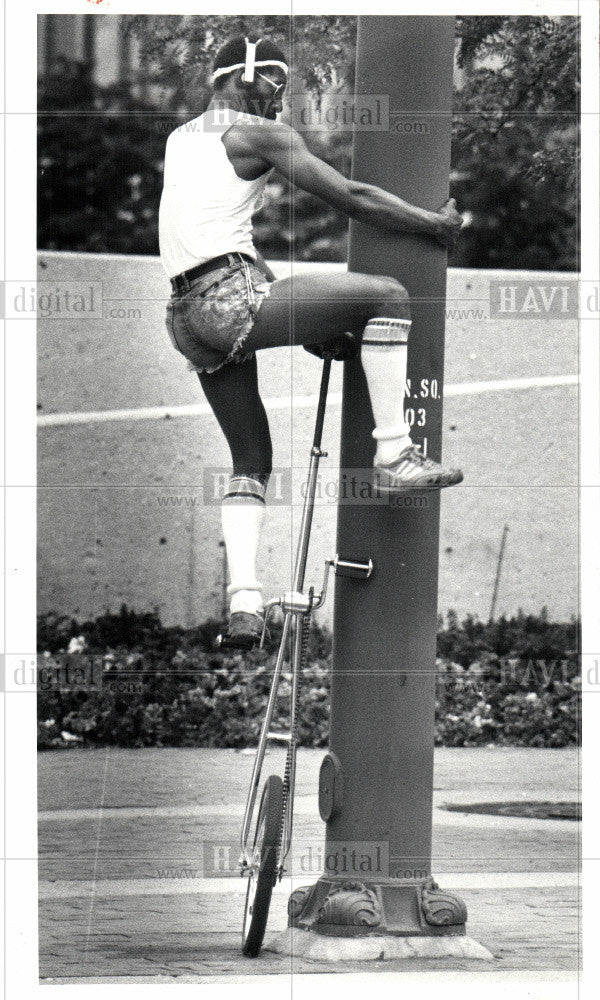 1982 Press Photo Eddie Reeves Climb Up Unicycle Pole - Historic Images