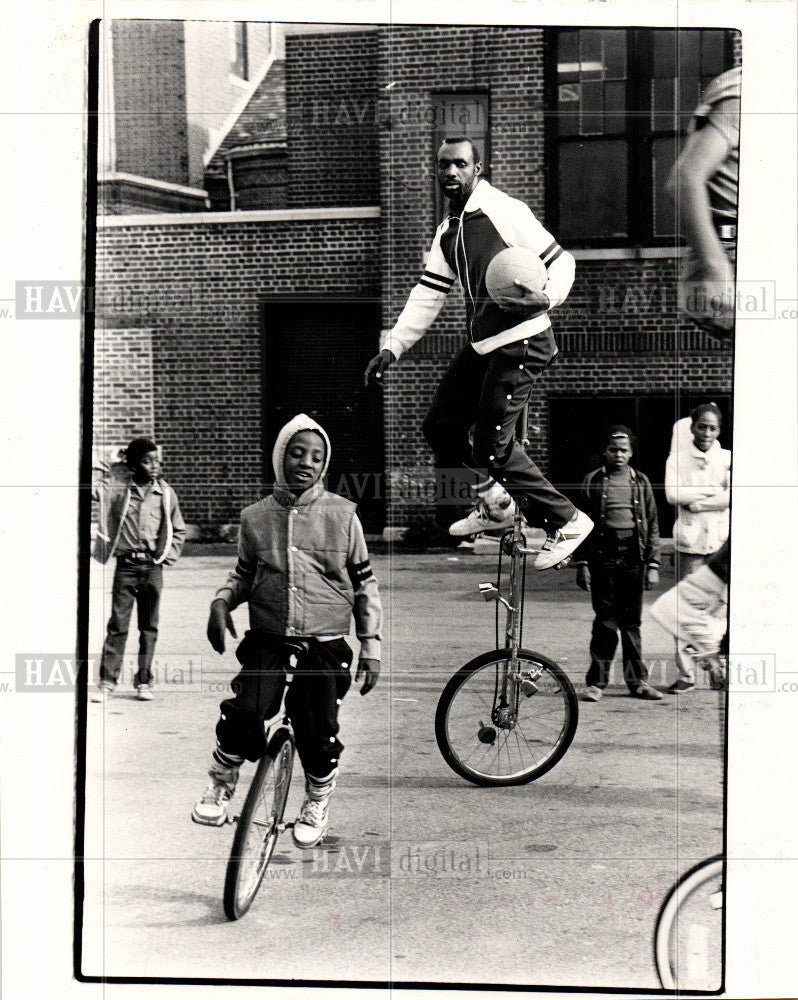 1983 Press Photo James Green Unicycle Detroit Mich 1983 - Historic Images