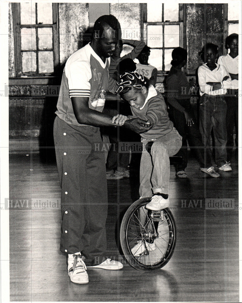 1983 Press Photo Unicycle vehicle wheel Detroit Urban - Historic Images