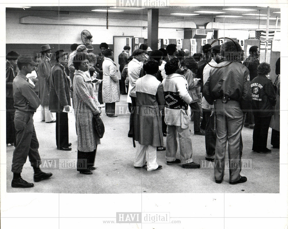 Press Photo Unemployment line - Historic Images