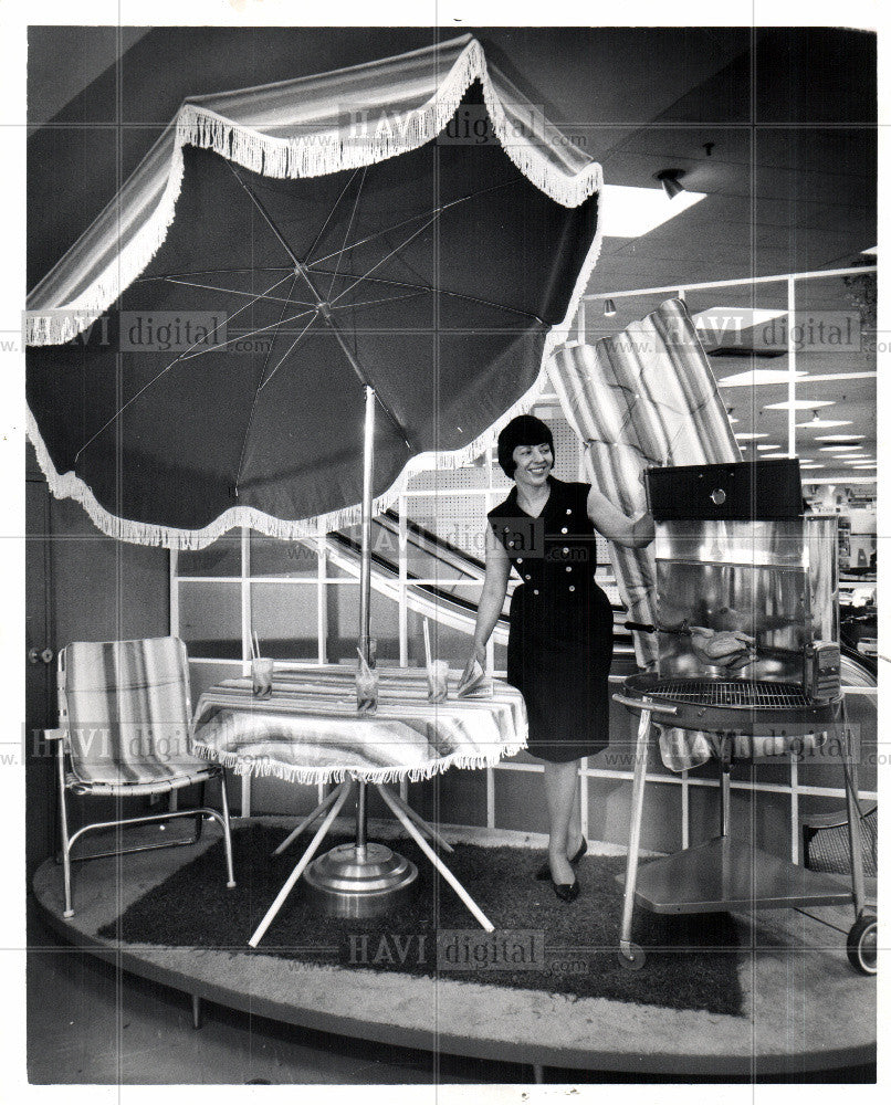 1964 Press Photo patio umbrella matching table cloth - Historic Images