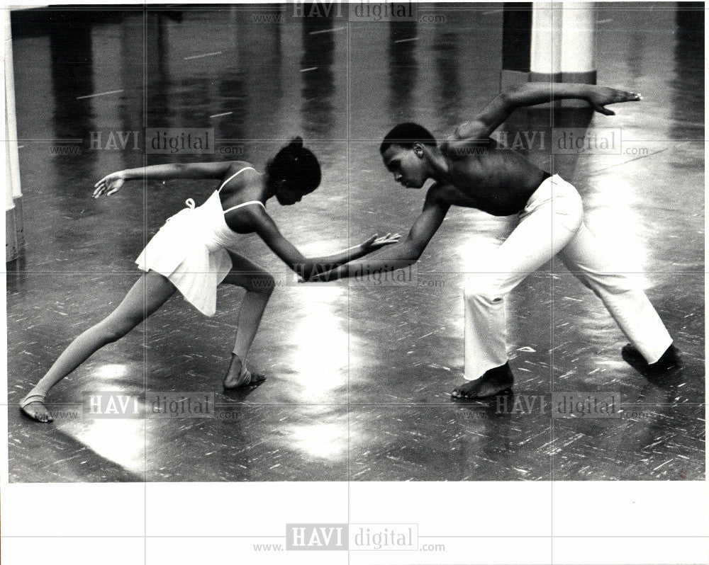 1998 Press Photo Sharon Harris, Paul Porter, performer - Historic Images