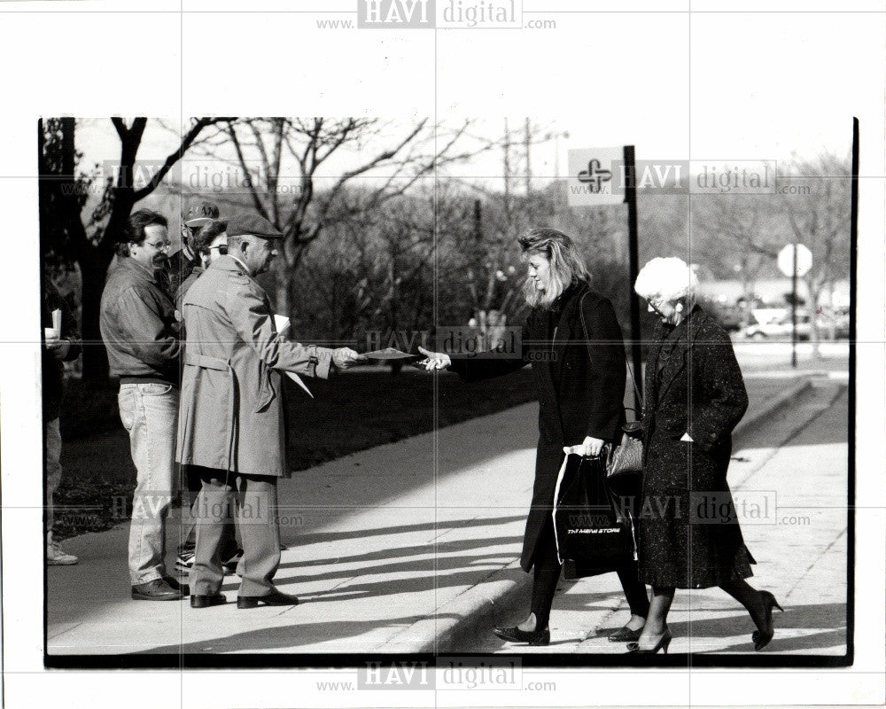 1991 Press Photo UAW organizing members shoppers - Historic Images