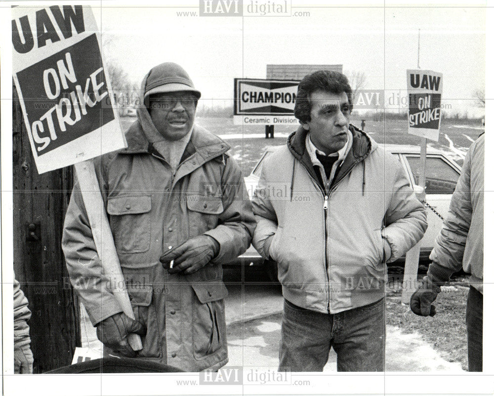 1988 Press Photo UAW contract negotiations Champion - Historic Images