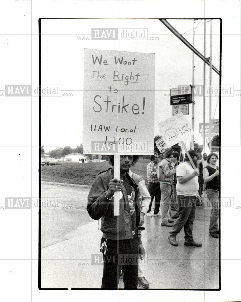 1985 Press Photo General Dynamics UAW Strike 1985 - Historic Images