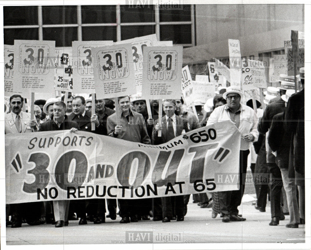 1977 Press Photo Detroit UAW Negotiations - Historic Images