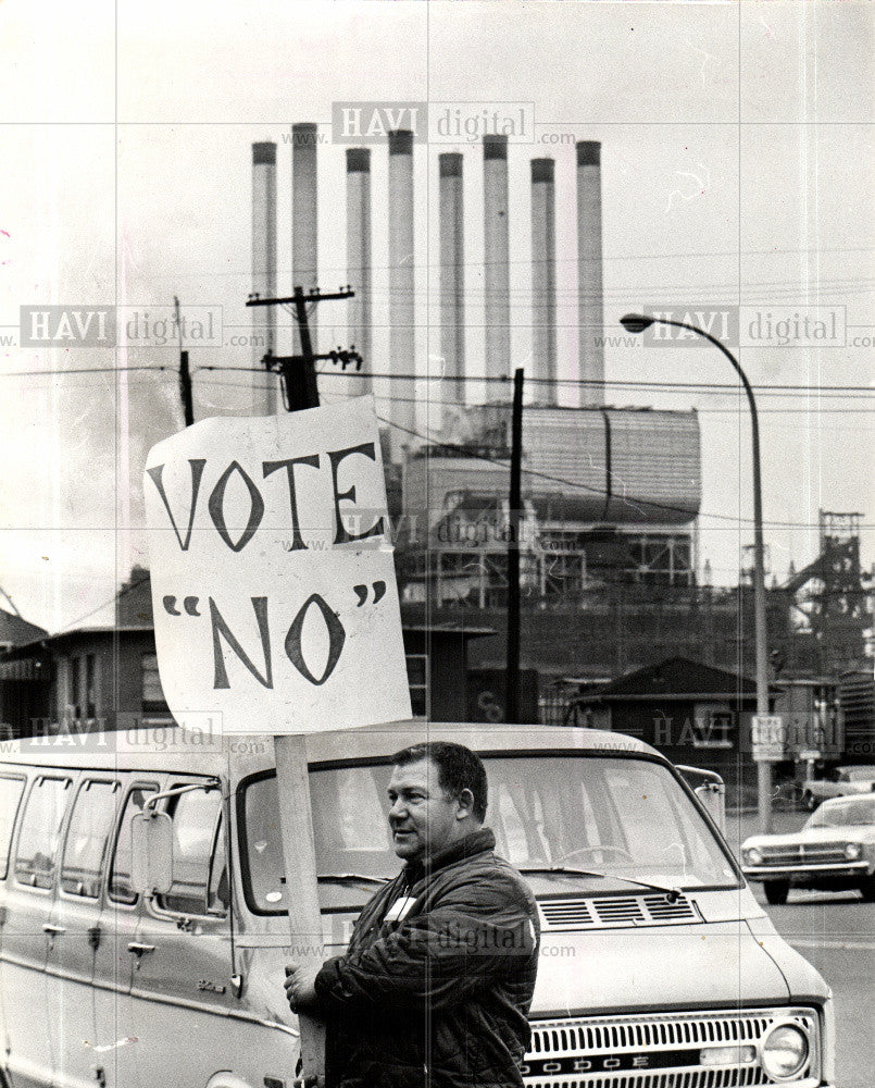 1973 Press Photo Pickets UAW contract negotiation Ford - Historic Images