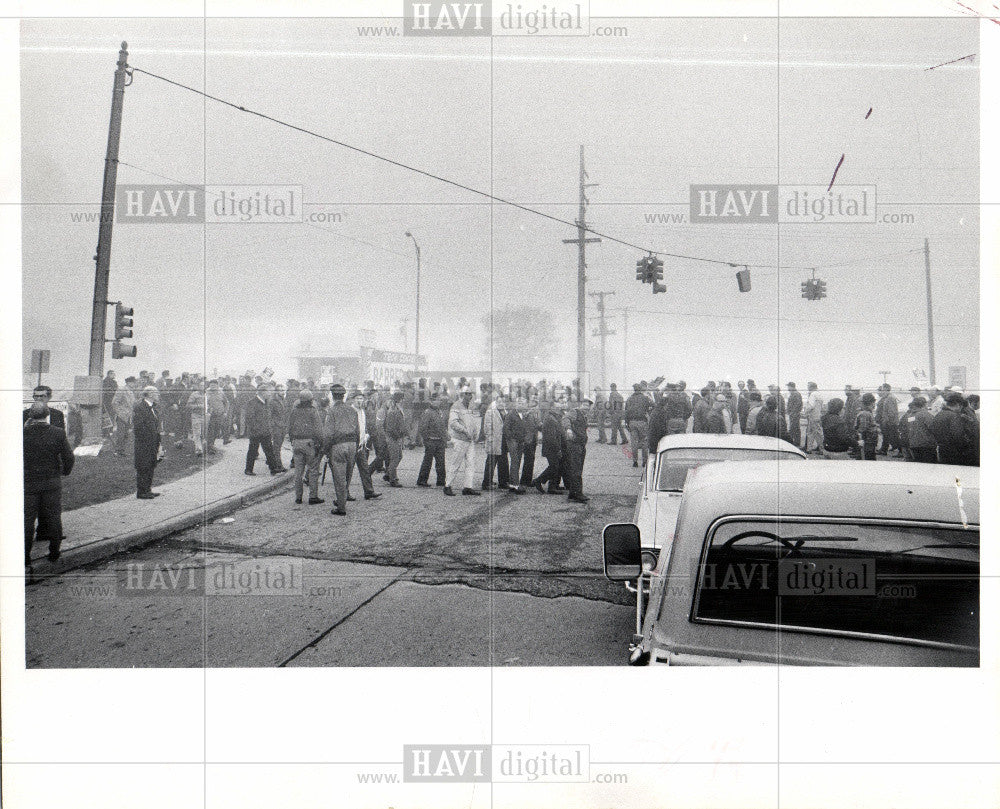 1970 Press Photo UAW contract negotiations, strikers - Historic Images