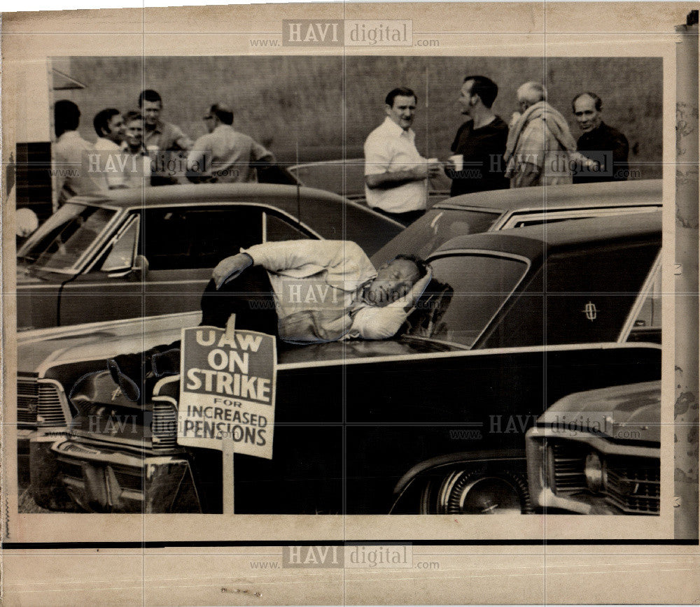 1970 Press Photo UAW strike GM nap - Historic Images