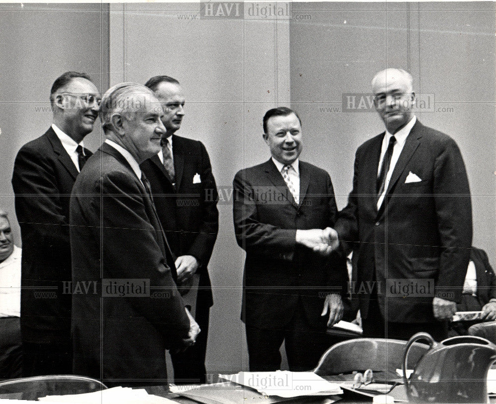 1961 Press Photo Chrysler negotiations handshake - Historic Images