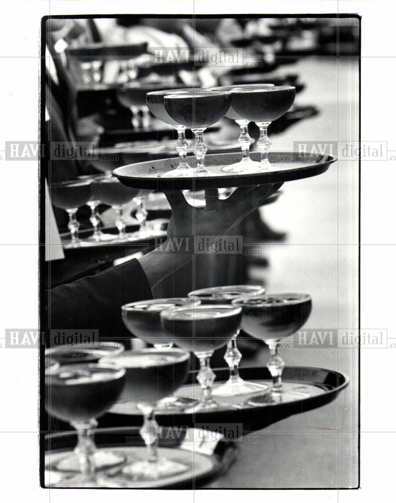 1982 Press Photo Rebecca Ozimhowski champagne 1982 - Historic Images