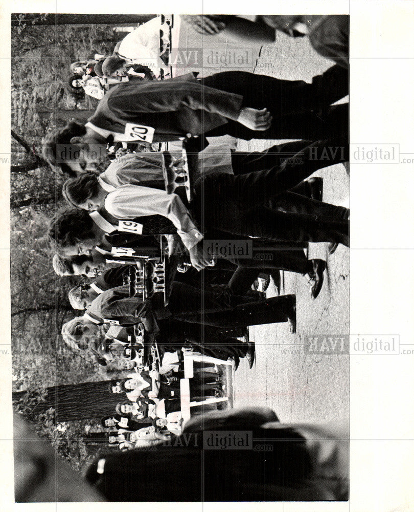 1972 Press Photo Waiters and Waitresses - Historic Images