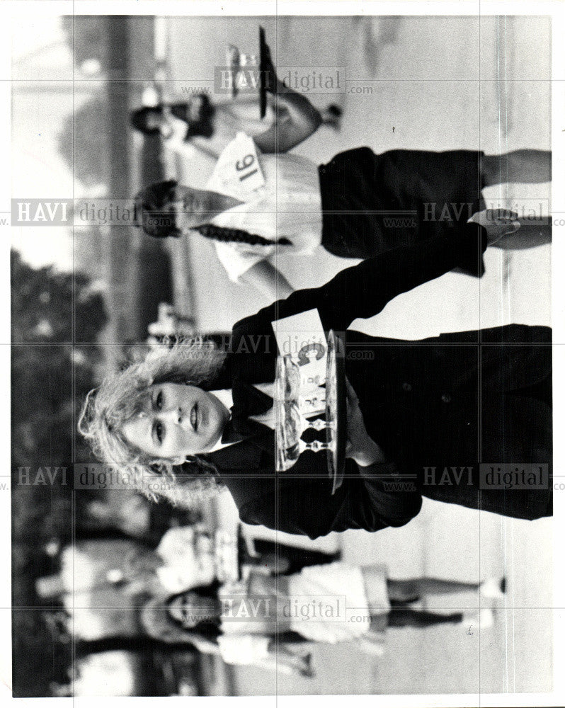 1982 Press Photo Rebecca Ozimkowski waitress race - Historic Images