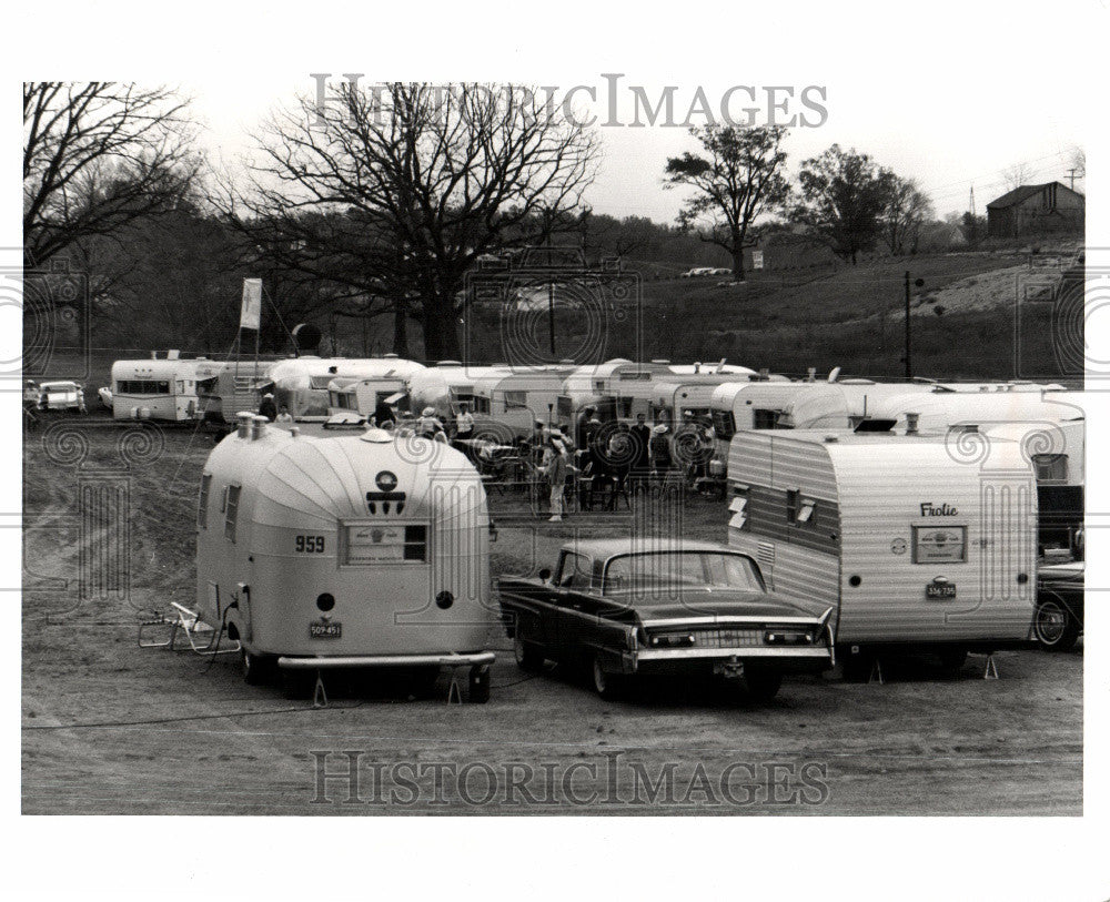 1964 Press Photo Wagon train travelers circle overnight - Historic Images