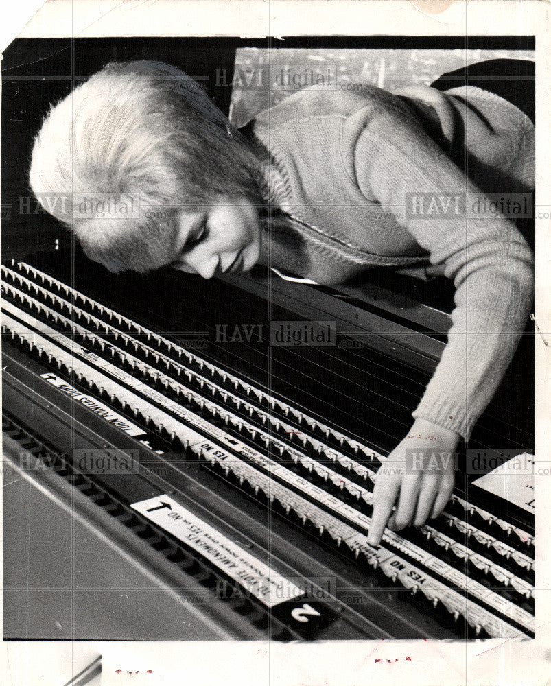 1962 Press Photo Jo Ann Warren Demonstrates Machine - Historic Images