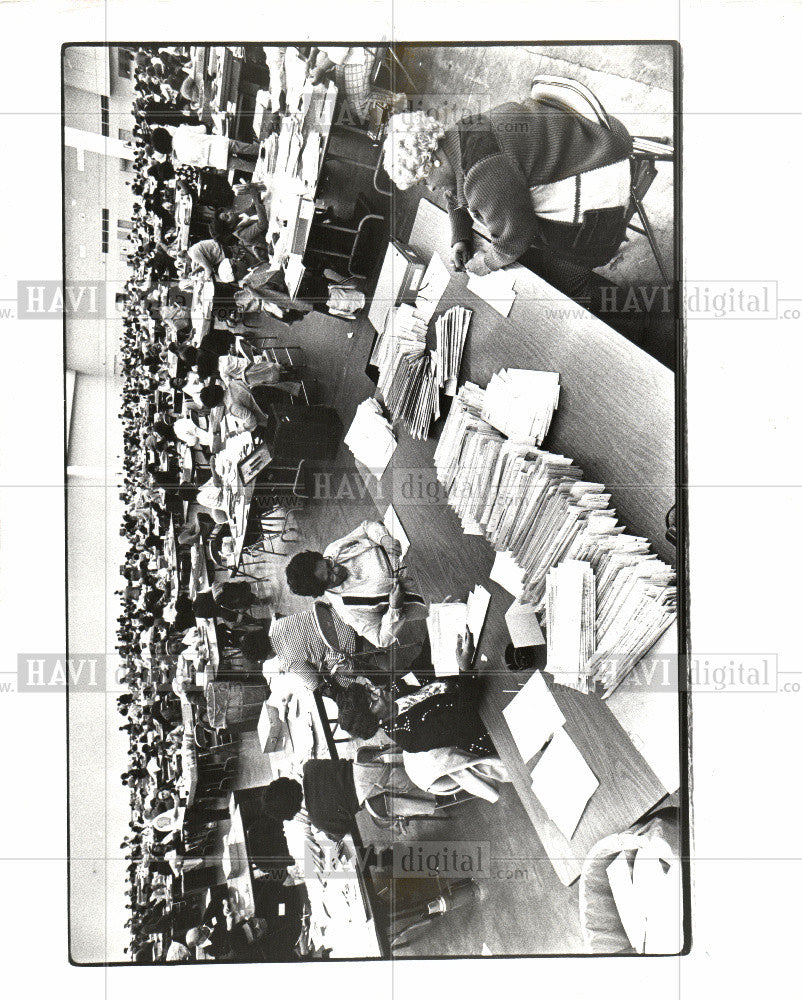 1970 Press Photo Voting - Historic Images