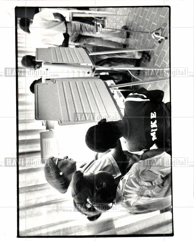 1984 Press Photo voting young people - Historic Images