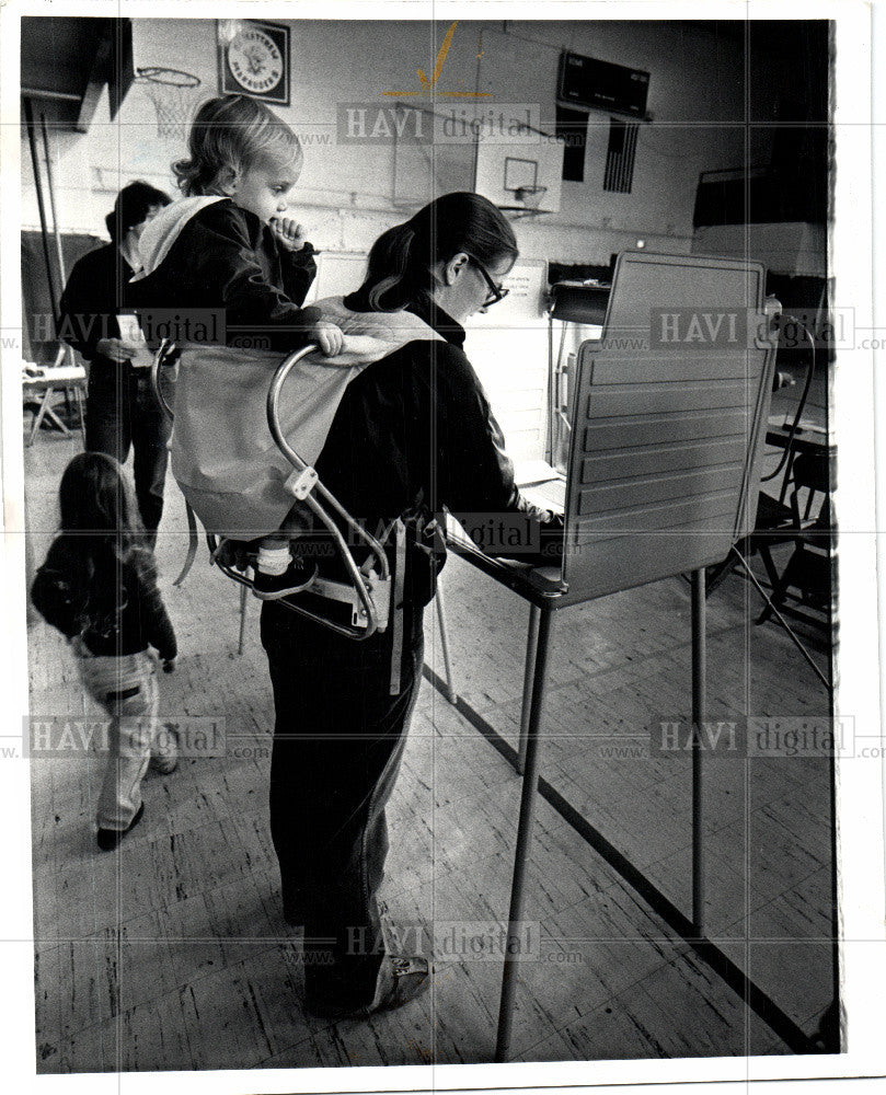 1982 Press Photo voting, 1982, mother and daughter - Historic Images