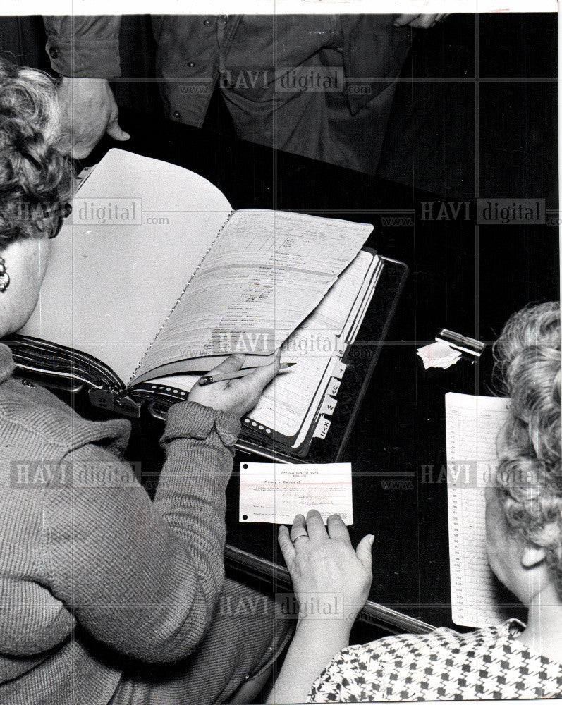 1960 Press Photo VOTING, every reg is checked before vo - Historic Images