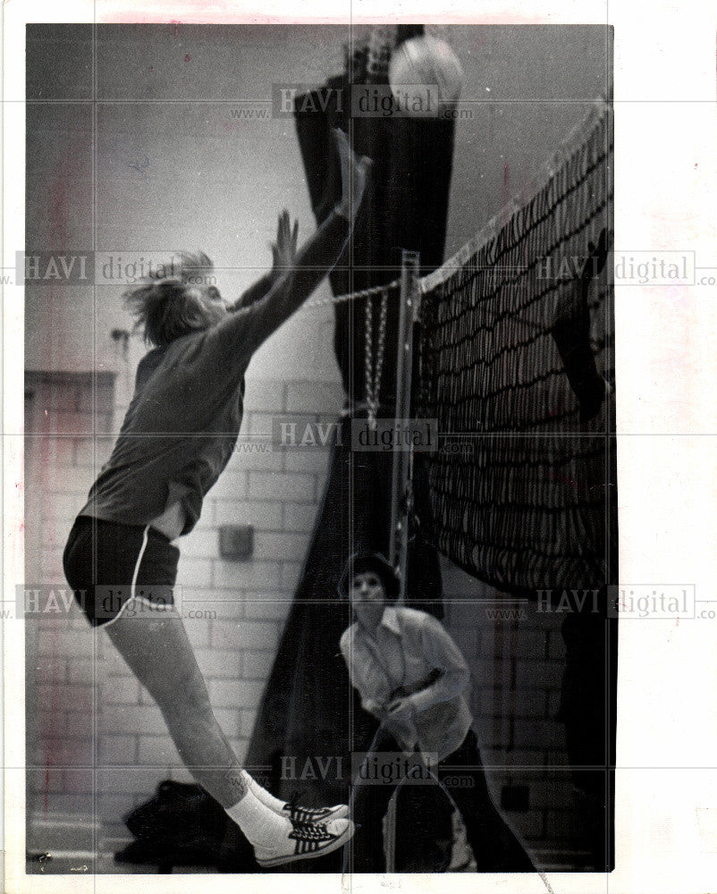 1973 Press Photo Wesley Hayes volleyball net jump air - Historic Images