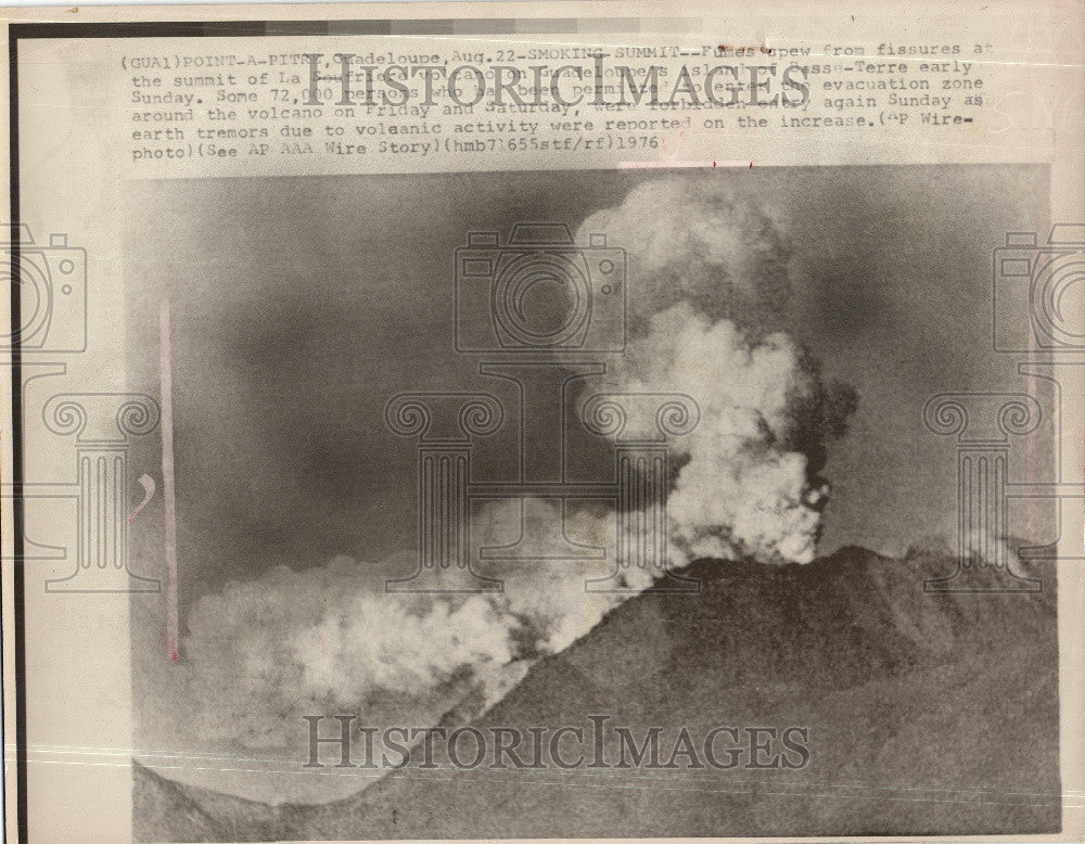 1976 Press Photo La Soufriere volcano fumes summit - Historic Images