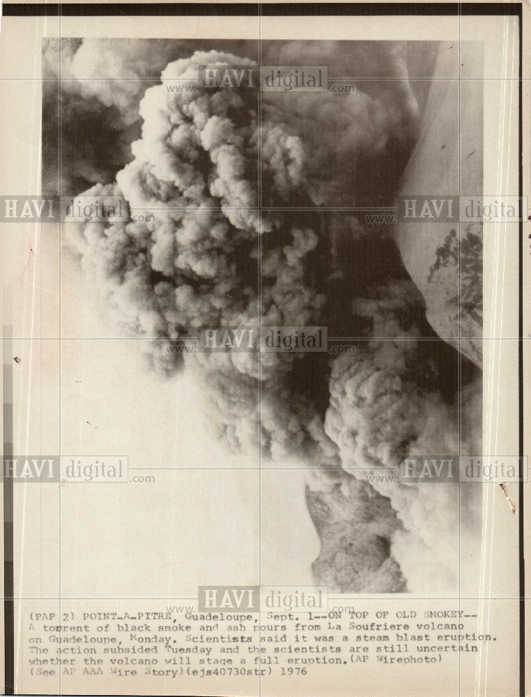 1976 Press Photo Guadeloupe La Soufriere volcano smoke - Historic Images