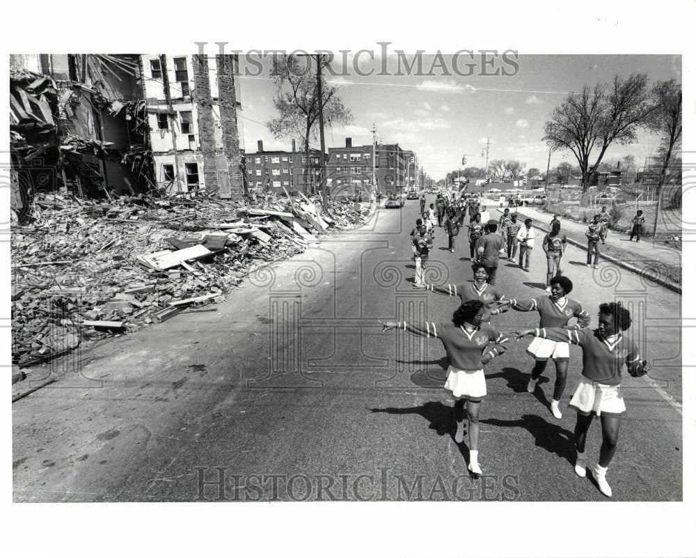 Press Photo Parade - Historic Images