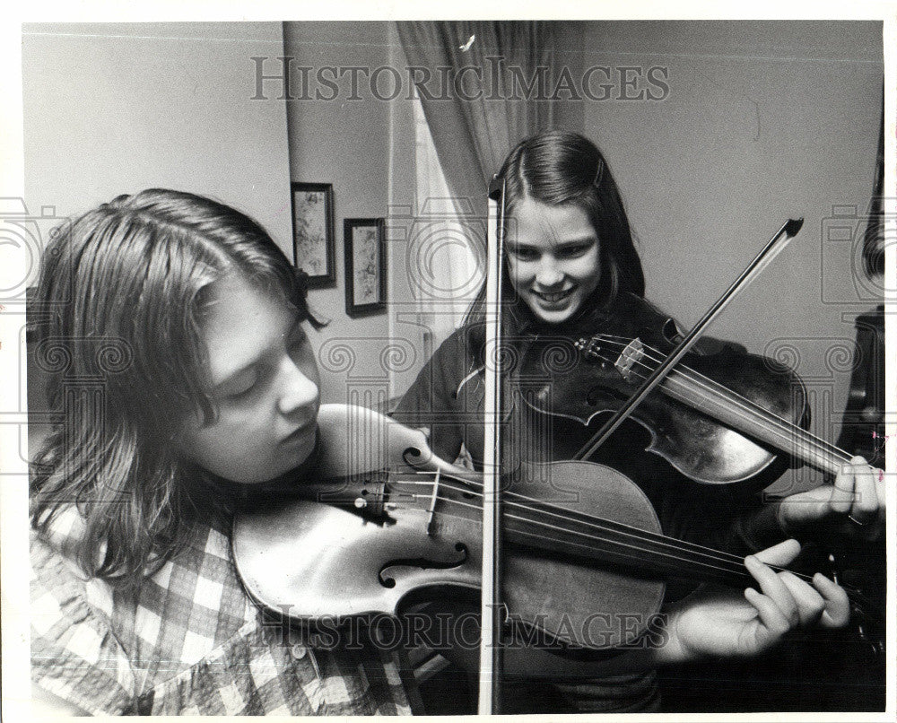 1974 Press Photo Mary Corcoran Kimberly Schock Violin - Historic Images