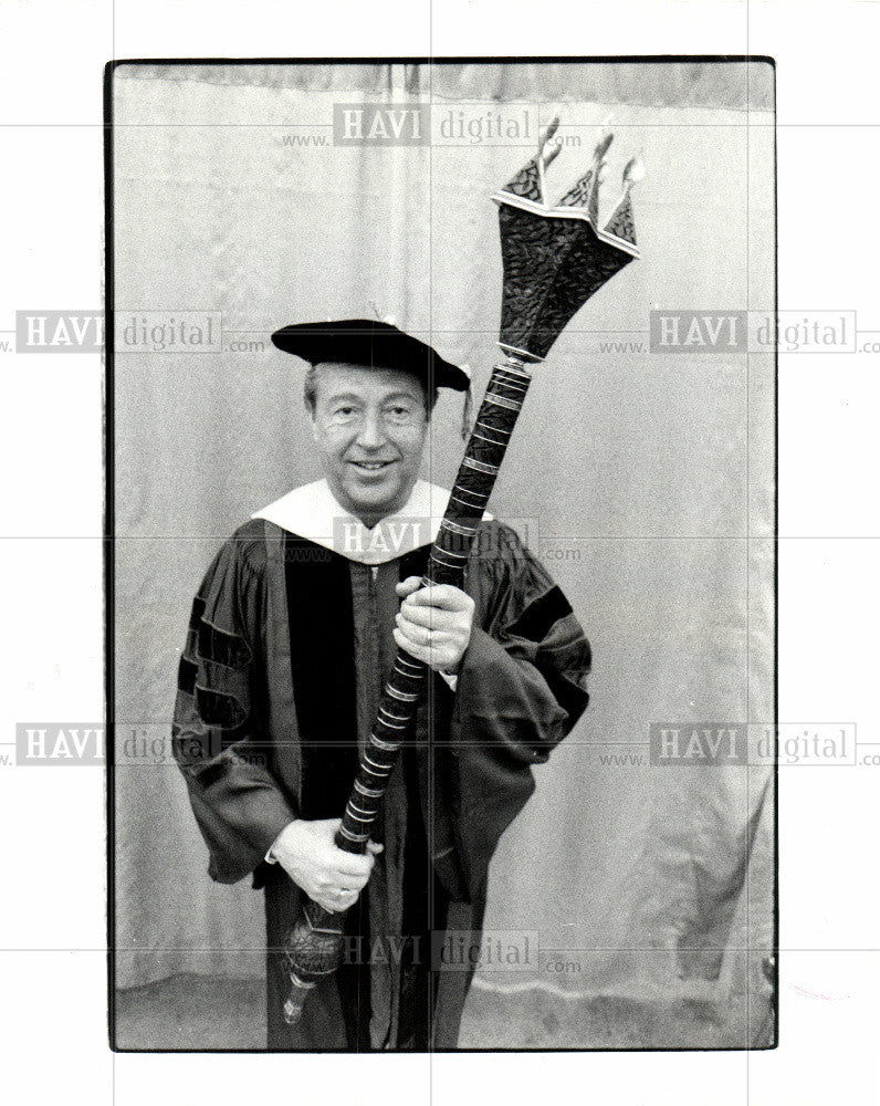 1984 Press Photo WSU&#39;s new scepter honors Melvin Smith - Historic Images