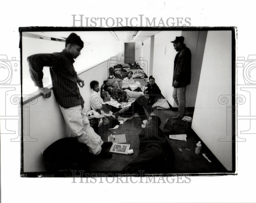 1989 Press Photo Wayne State University student relax - Historic Images