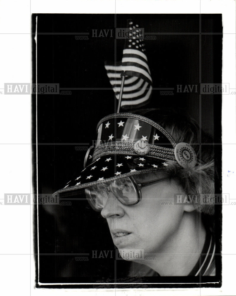 1988 Press Photo Wayne State strike Dawn Harvard hat - Historic Images