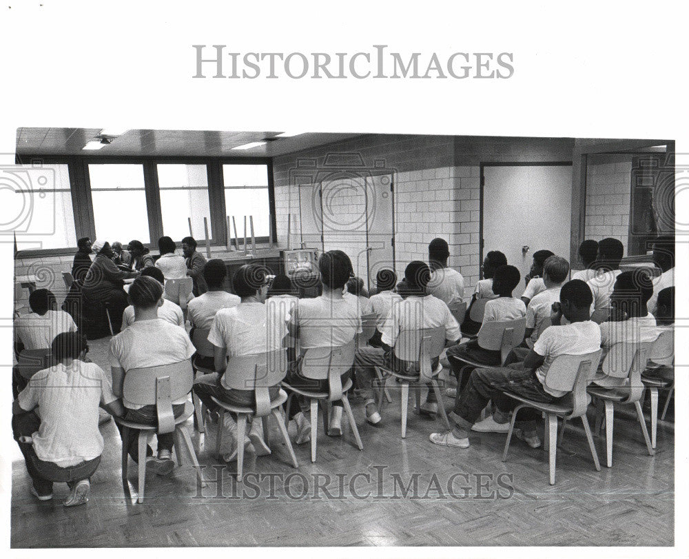 Press Photo group of kids sitting - Historic Images