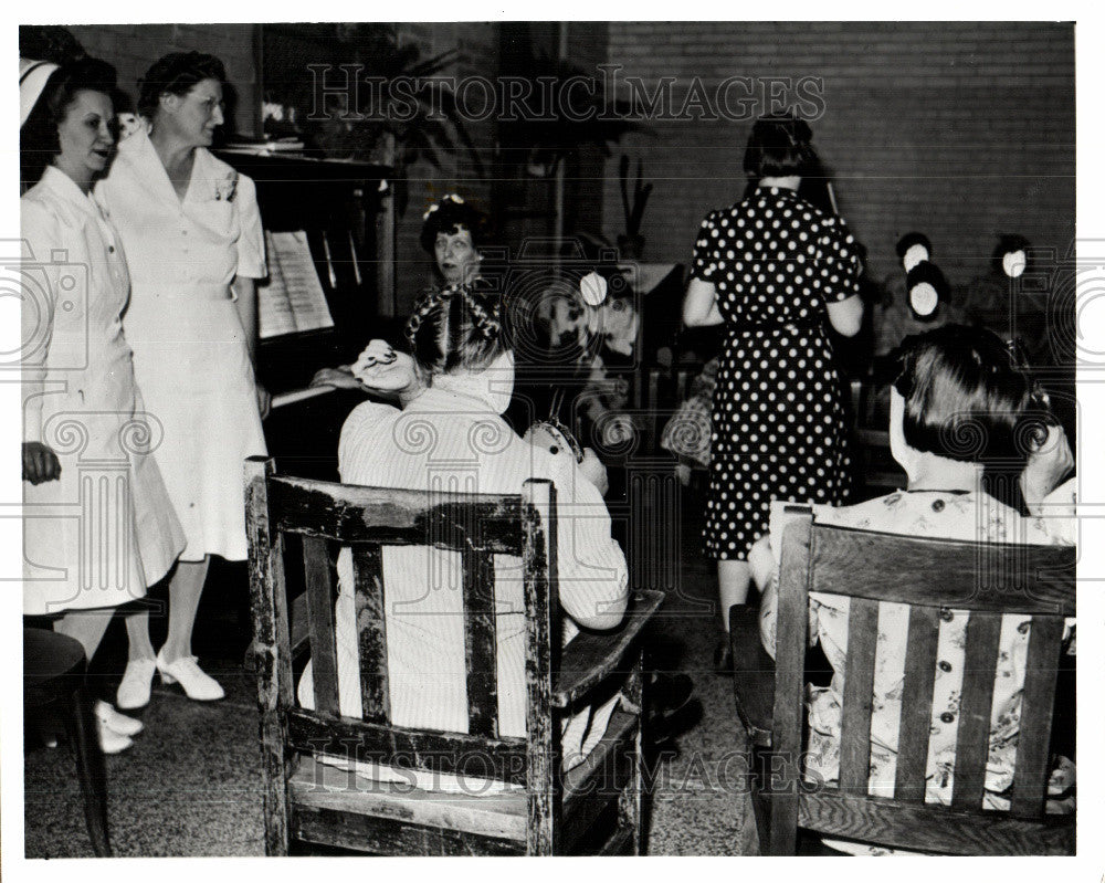 Press Photo ladies sitting piano - Historic Images