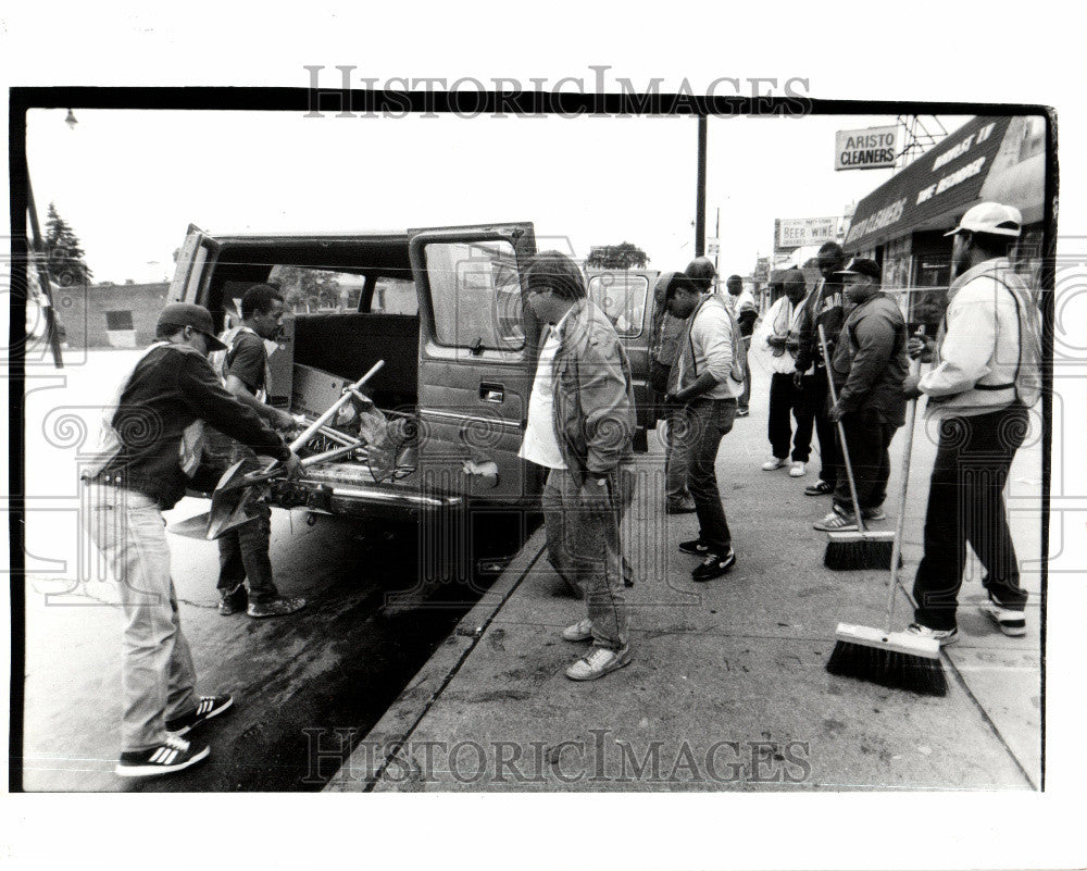 1990 Press Photo Work force clean up 7 Mile Rd. Detroit - Historic Images
