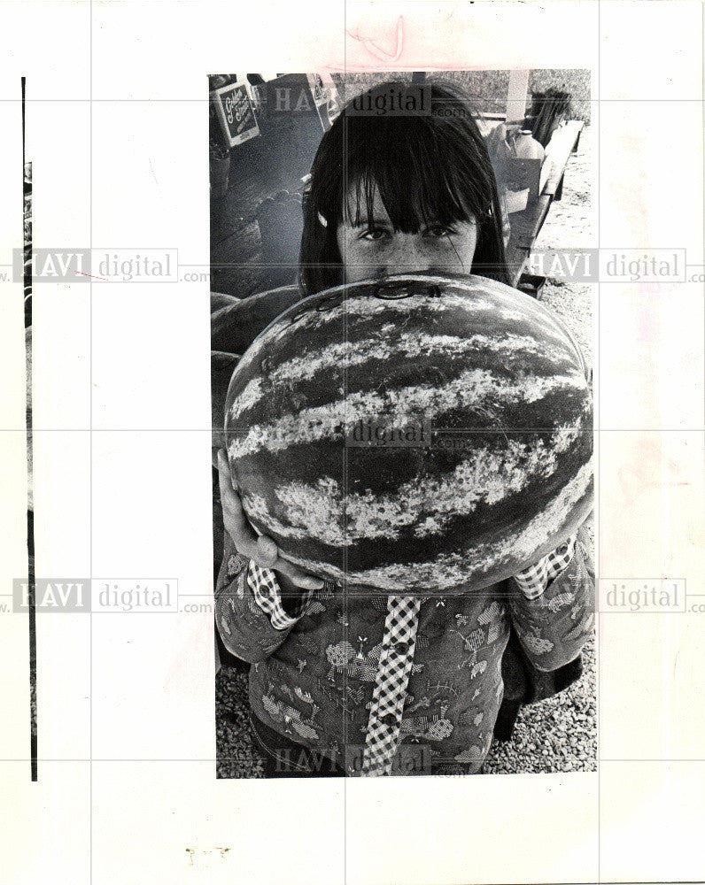 1974 Press Photo Beverly Hessell Farmer Watermelon - Historic Images