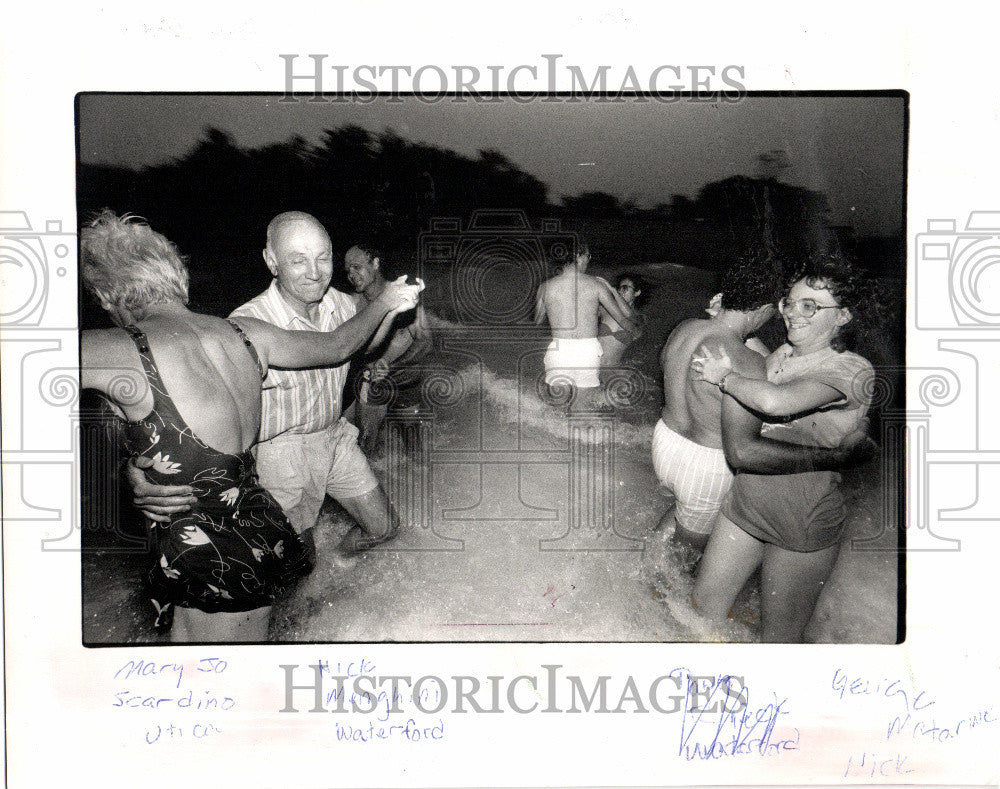 1988 Press Photo square dance in a wave pool, waterford - Historic Images