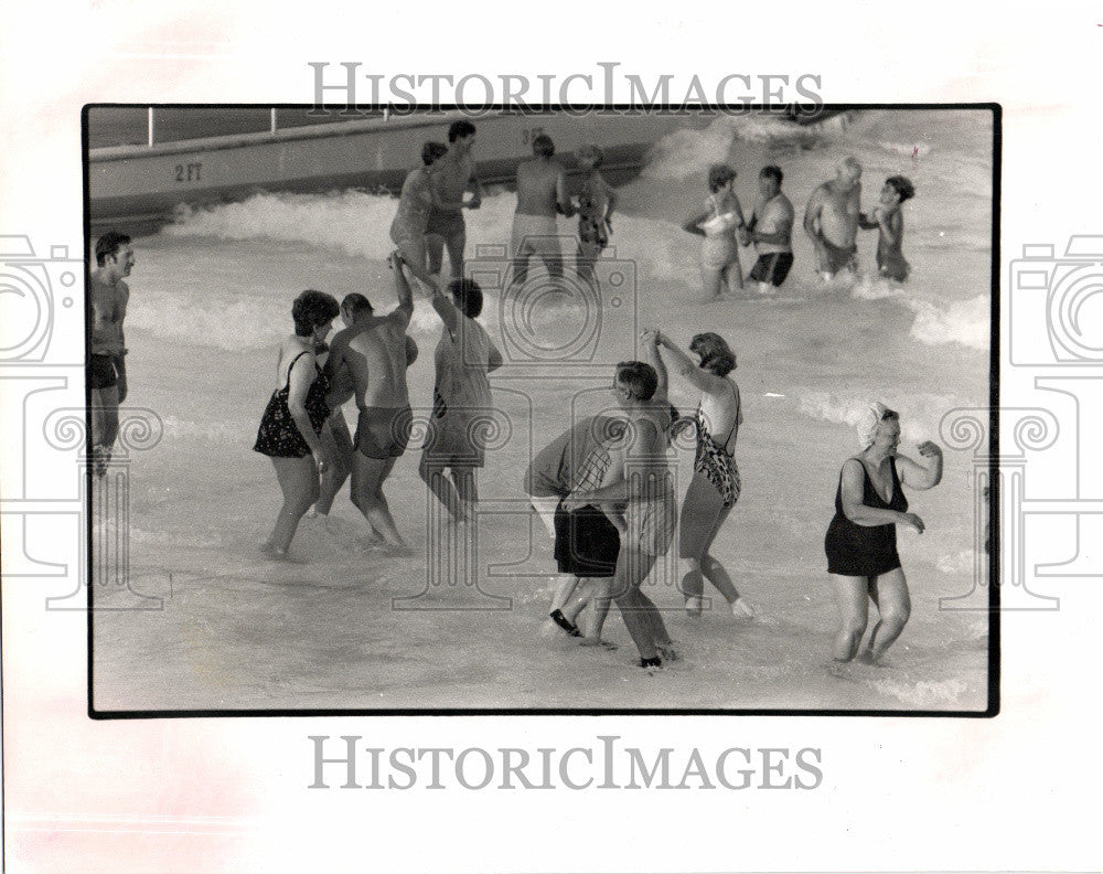 1988 Press Photo Water forces Oaks - wave pool - Historic Images