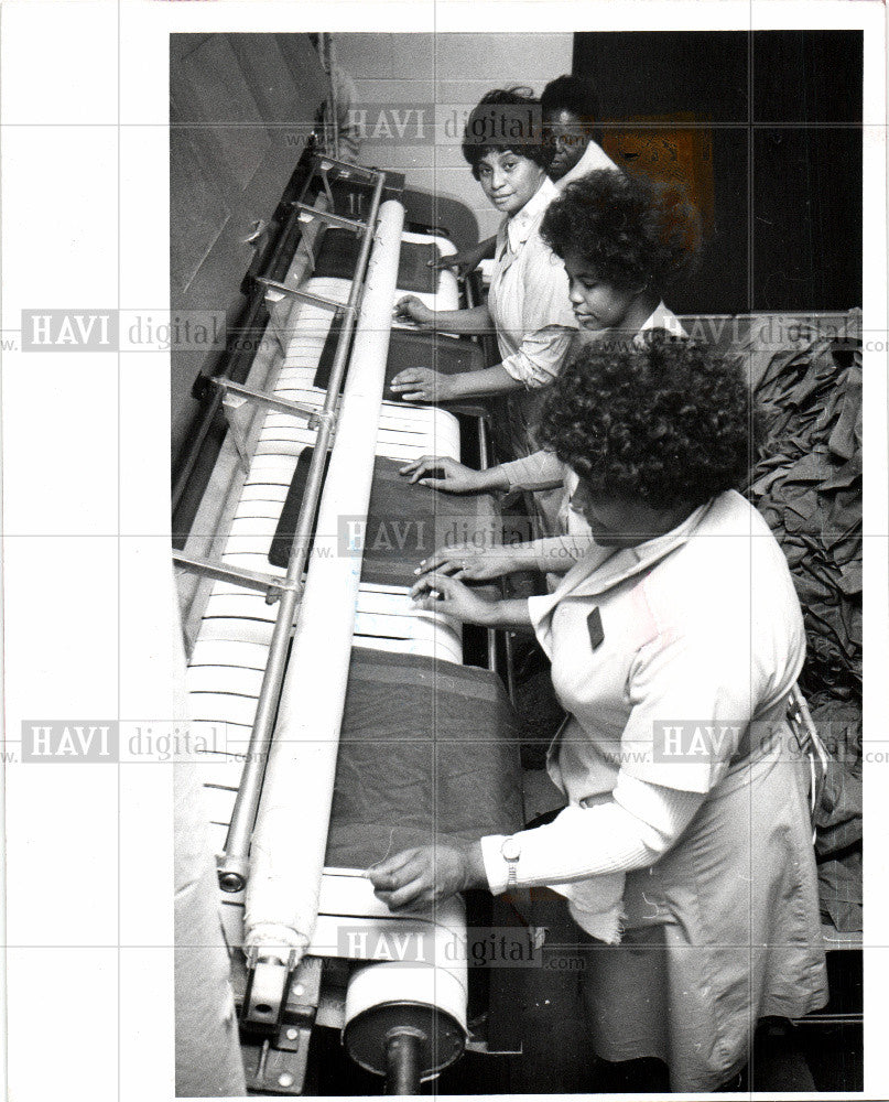 1978 Press Photo laundry staff pressing napkins  PLAZA - Historic Images