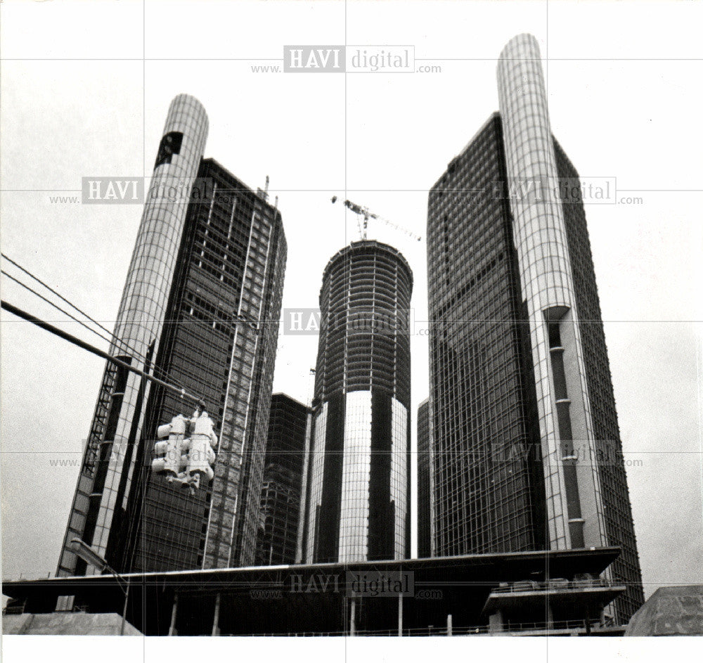 1976 Press Photo Giant in our sky, Detroit plaza hotel. - Historic Images