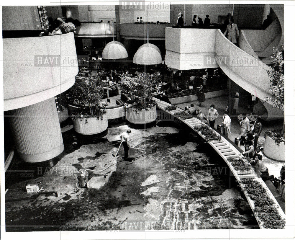 1977 Press Photo Vacuum cleaner Detroit Plaza Hotel - Historic Images