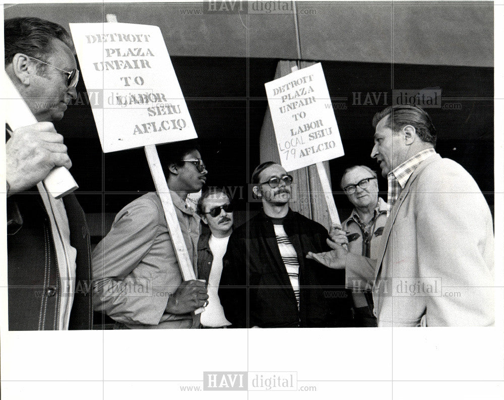 1980 Press Photo Detroit Plaza Ren Cen Strike - Historic Images