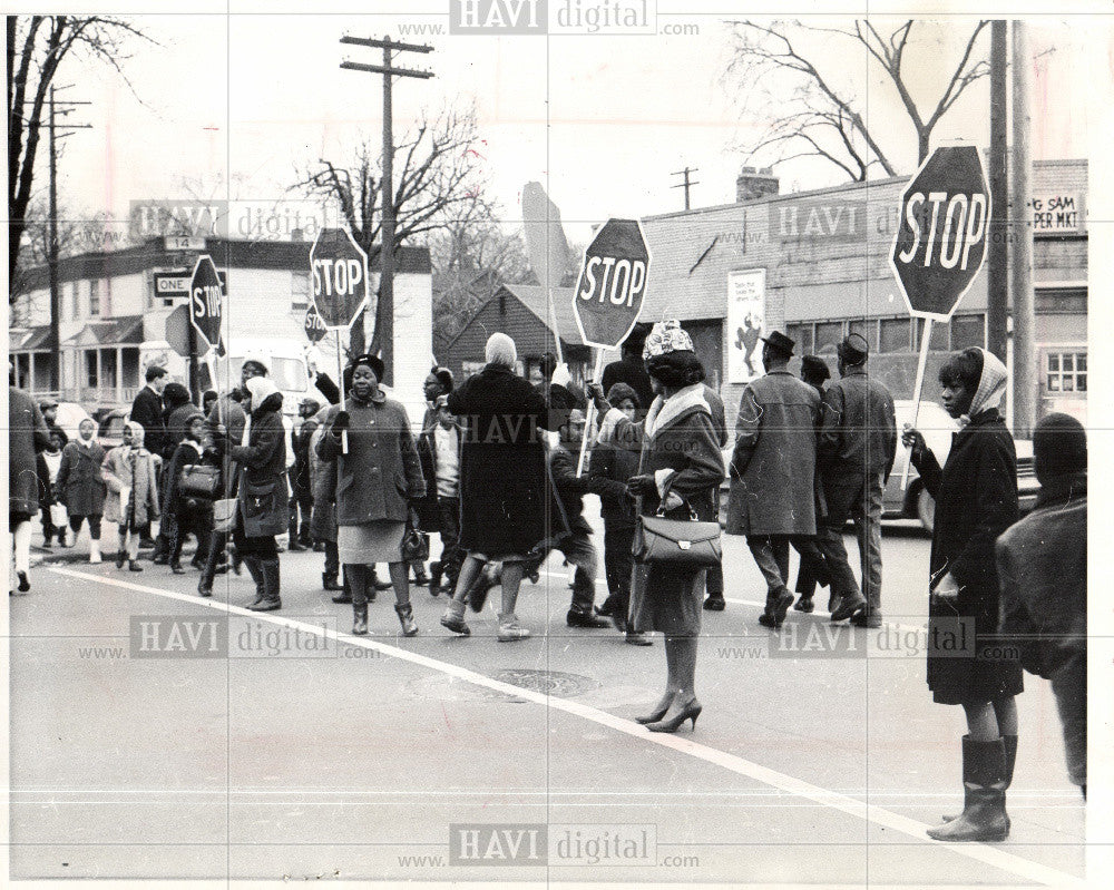 1966 Press Photo West Central WCO mothers demonstration - Historic Images