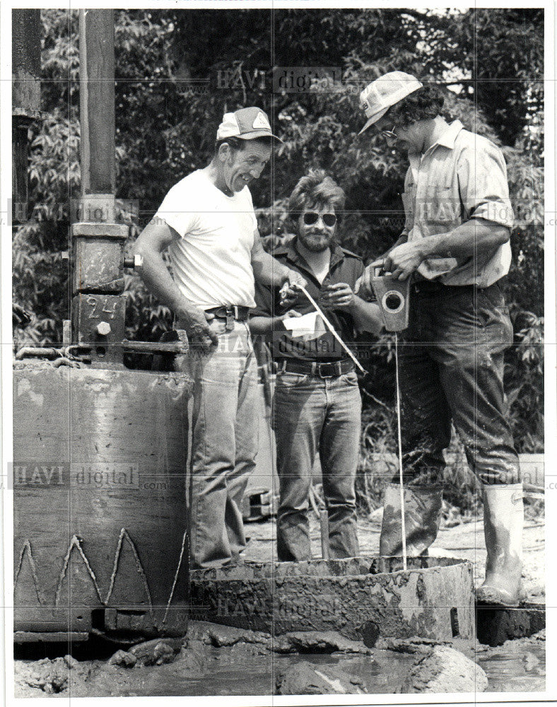 1961 Press Photo Construction worker depth shaft Well - Historic Images