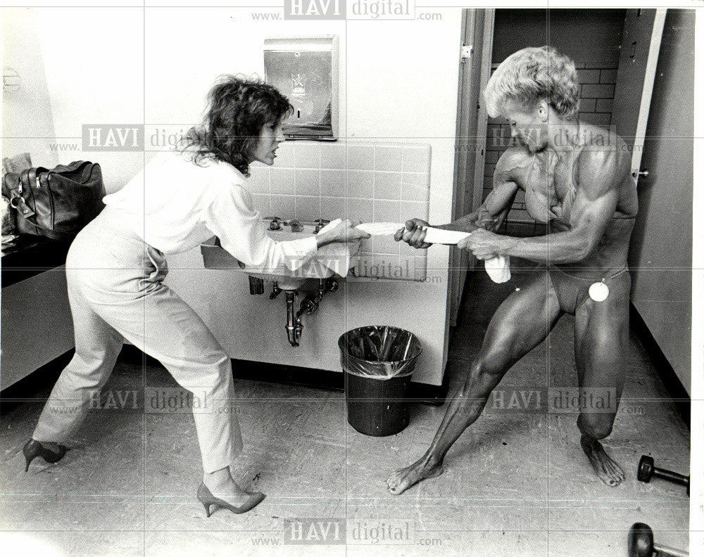 1985 Press Photo Velma Buckles and her coach. - Historic Images