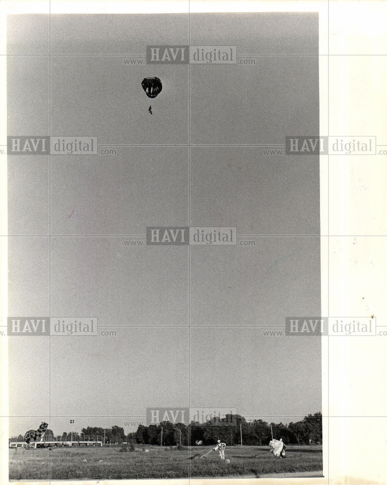 1976 Press Photo Unusual Wedding Furling Parachute - Historic Images