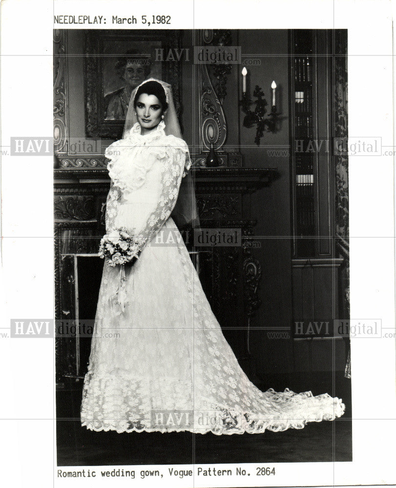 1982 Press Photo Romantic Weddig Gown - Historic Images