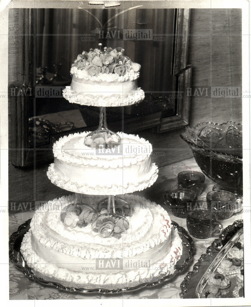 1976 Press Photo CAKE BY USING CHARNPAGNE GLASSES - Historic Images