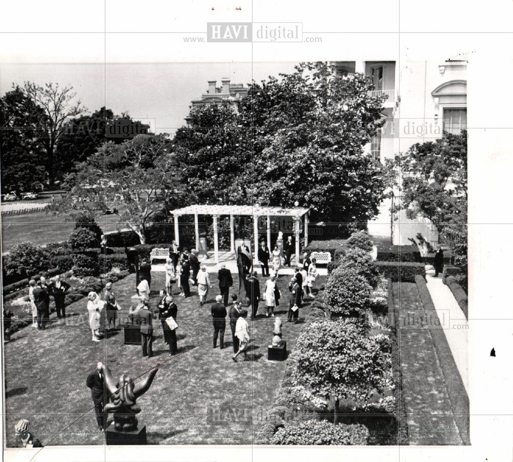 1965 Press Photo White House garden art display lawn - Historic Images