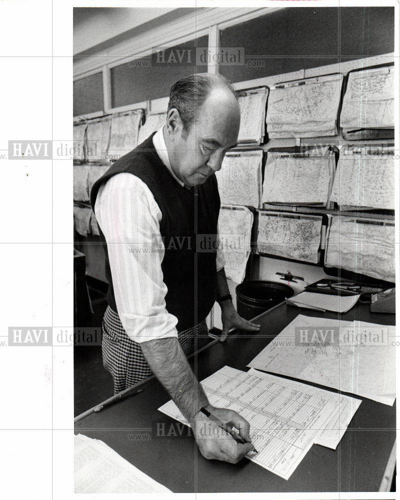 1977 Press Photo GORDON THIEL WEATHERMAN - Historic Images