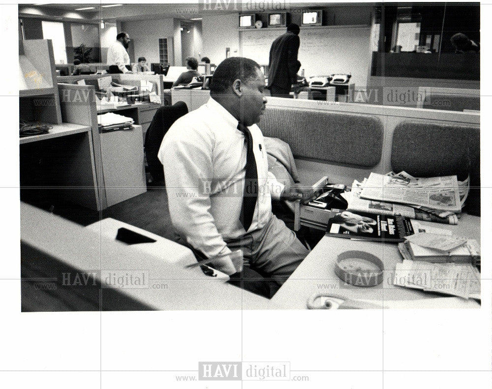 1982 Press Photo Reporter Bob Bennett newsroom desk - Historic Images